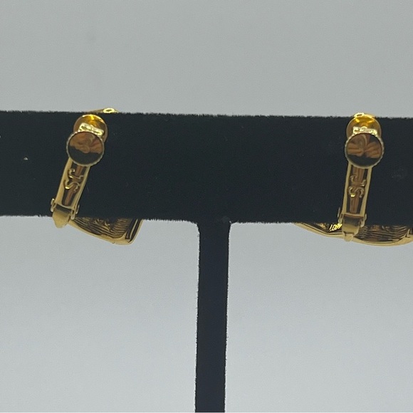 Vintage, gold tone and pink enamel clip on earrings with screws. Signed JS - Picture 4 of 11